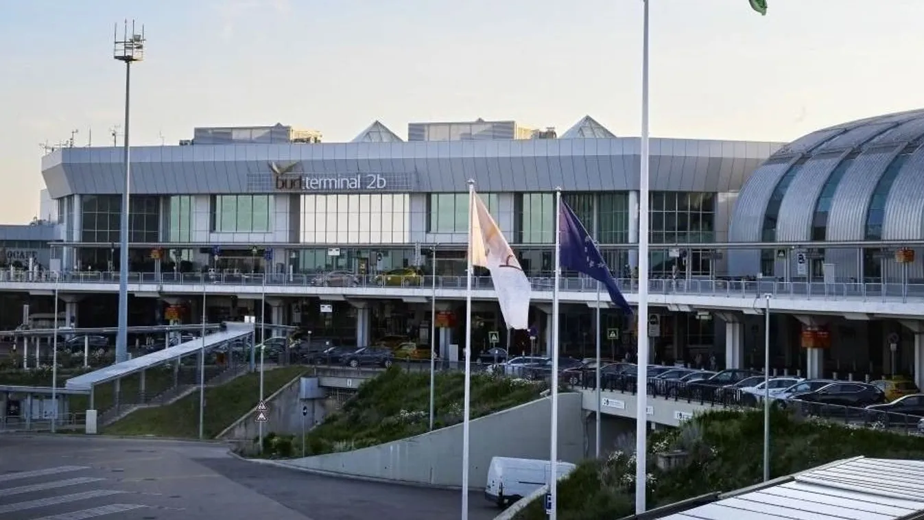 A Budapest Liszt Ferenc Nemzetközi Repülőtér 2-es terminálja 2024. június 6-án. Ezen a napon aláírásra került a repülőteret üzemeltető Budapest Airport Zrt. adás-vételi szerződése, így közel 20 év után újra nemzeti többségi tulajdonba került a reptér. A megállapodásnak köszönhetően a magyar állam vételár arányosan 80 százalékos tulajdonrészt szerez a Budapest Airport Zrt.-ben, a francia társbefektető VINCI pedig 20 százalékot. 