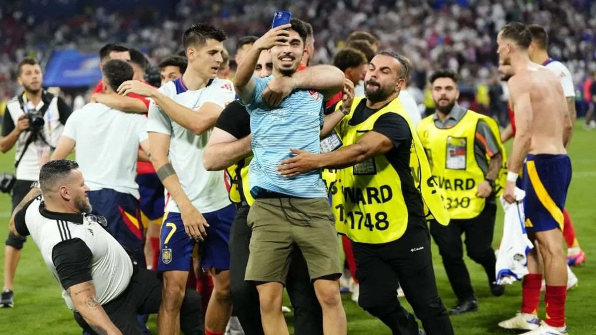 Lerúgta az Eb-döntőbe jutást ünneplő spanyolok sztárját a biztonsági őr - videó