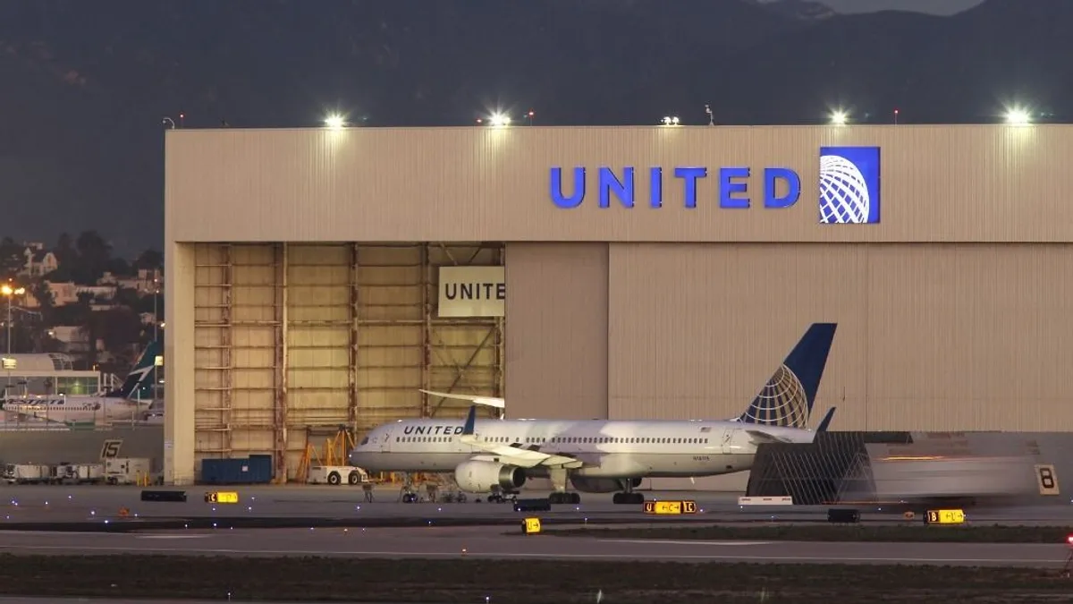 Újabb Boeing-baleset: egy gép elvesztette a kerekét felszállás közben - videó