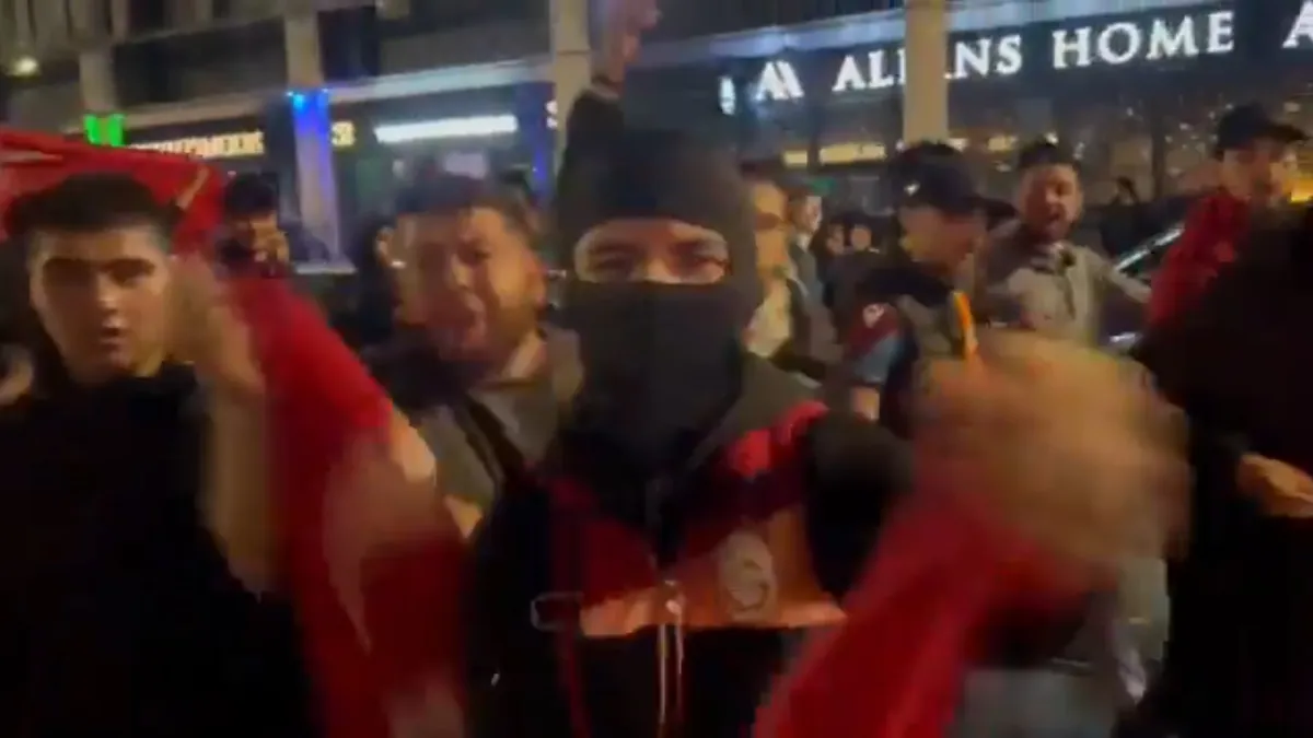 Őrjöngve tomboltak a vereség után a megvadult török szurkolók a holland utcákon - videó