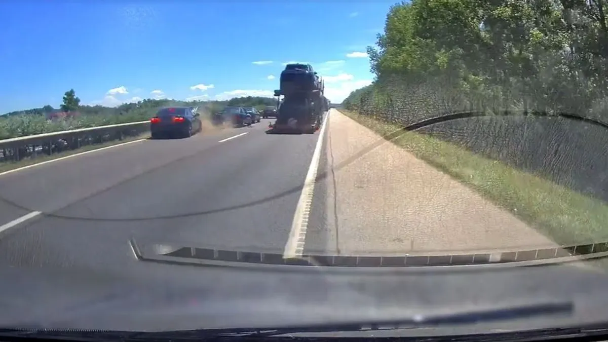 Konvojban száguldó Audik ütköztek az M5-ös autópálya belső sávjában – videó