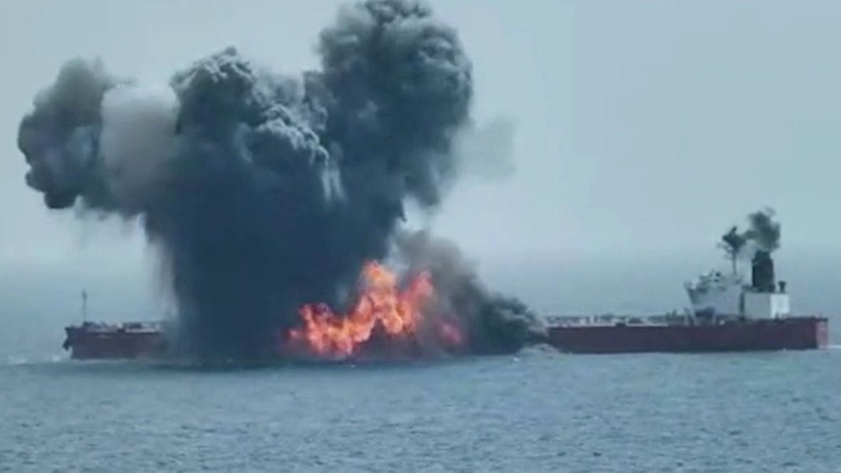	Vörös-tenger, 2024. július 16. A húszi médiaközpont által 2024. július 16-án közreadott felvételén a lázadók robbanóanyaggal megrakott, távirányítású hajója csapódik a libériai zászló alatt hajózó Chios Lion nevű olajszállító hajóba a Vörös-tengeren július 15-én. MTI/EPA/Húszi médiaközpont
