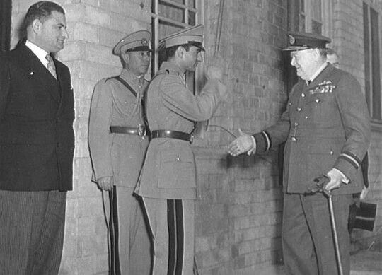 A modern Irán megteremtője, Mohammad Reza sah fogadja Winston Churchill brit miniszterelnököt 1943-ban