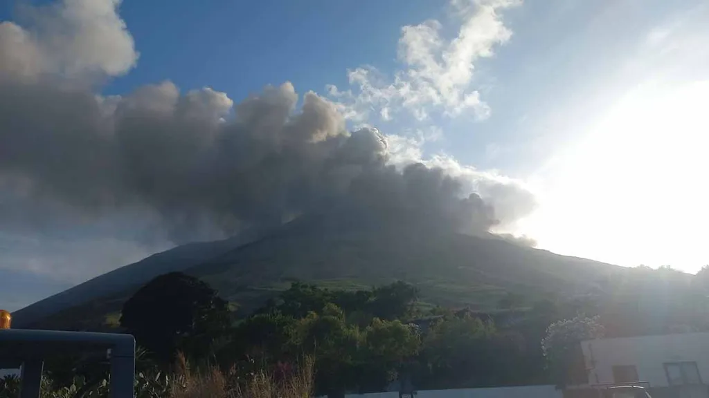 Vulkánkitörés, Etna, Stromboli, Szicília,Catania repülőtér, forró hamu, láva, vulkán, Olaszország, Földközi-tengeri sziget, VulkánkitörésEtnaStromboli,