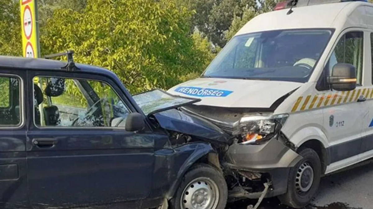 Rendőrautó előtt büntetőfékezett, fejszenyéllel verte be az ablakait, végül szándékosan ütközött - fotók