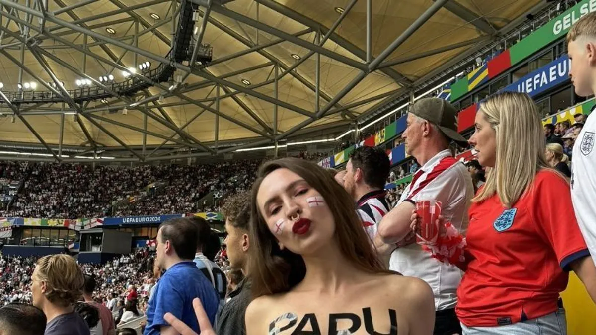 Meghökkentő: a teljesen csupasz melleit mutogatta a szemérmetlen angol szurkolónő a lelátón - 18+!