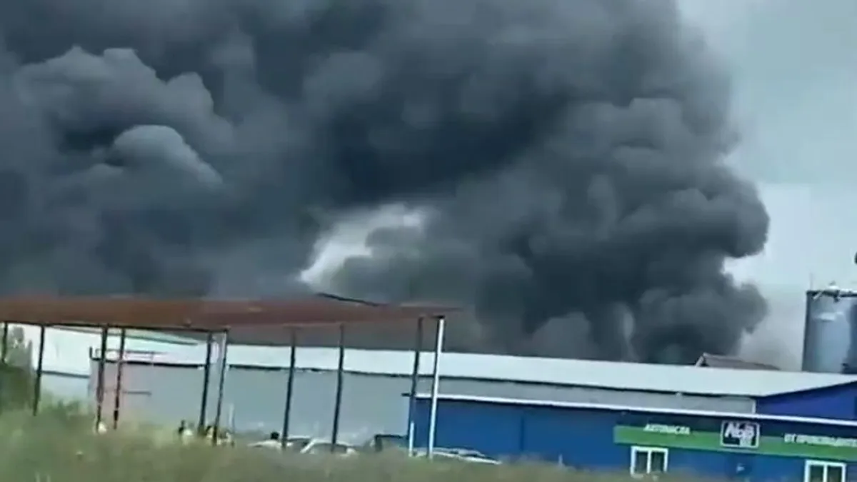 Óriási tűz ég egy orosz olajfinomítóban - videó