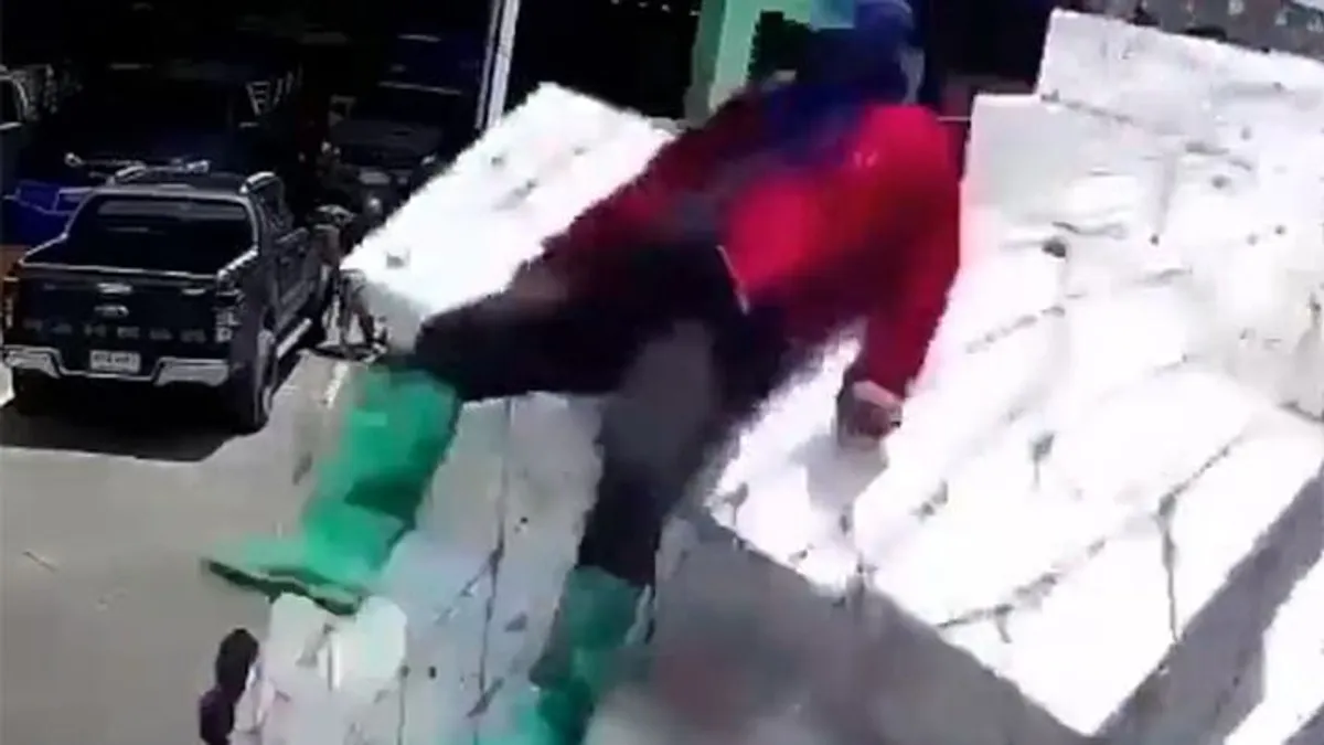 Azt hitte, jó ötlet lesz a rakomány tetejére ülni, aztán elég gyorsan az aszfalton találta magát - videó