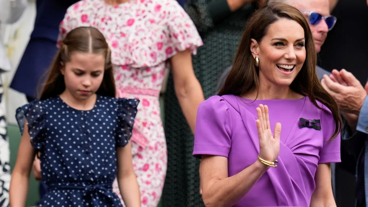 Fotókon ahogy Katalin hercegné átadja a trófeát a wimbledoni győztes Carlos Alcaraznak
