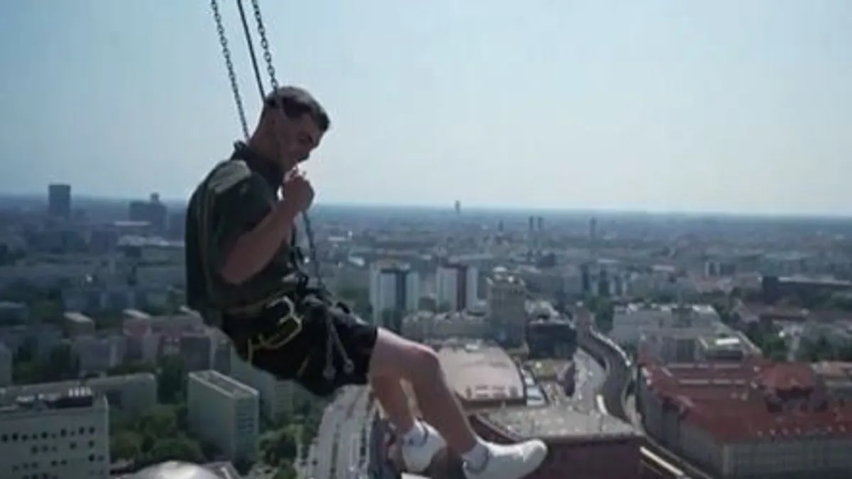 Félelmetes kilátás, 100 méter magasan lehet Berlinben hintázni - videó