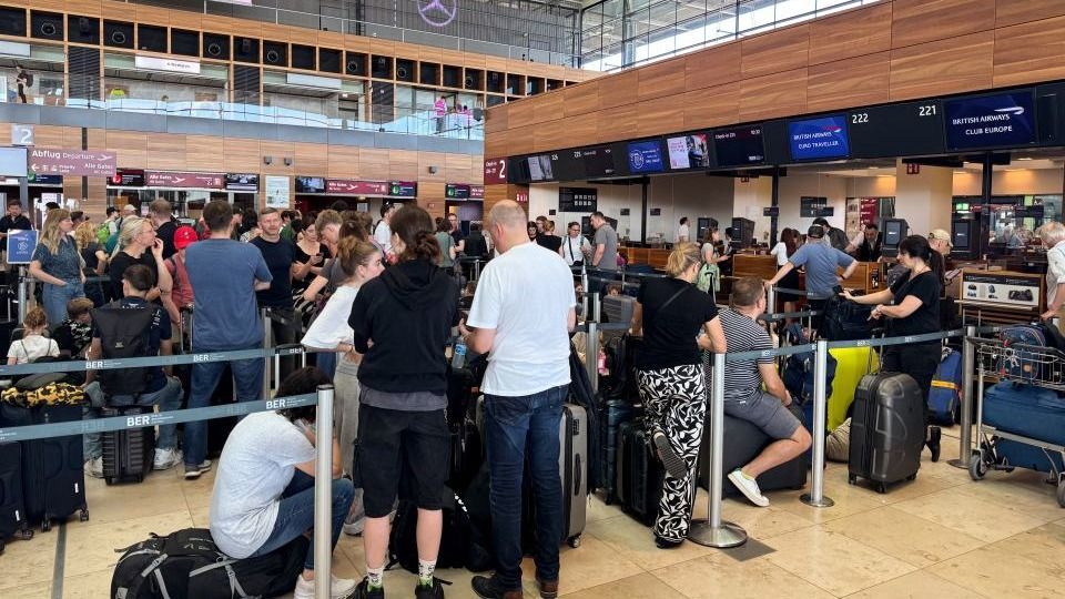 CrowdStrike hiba: utasok várakoznak a repülőtéren