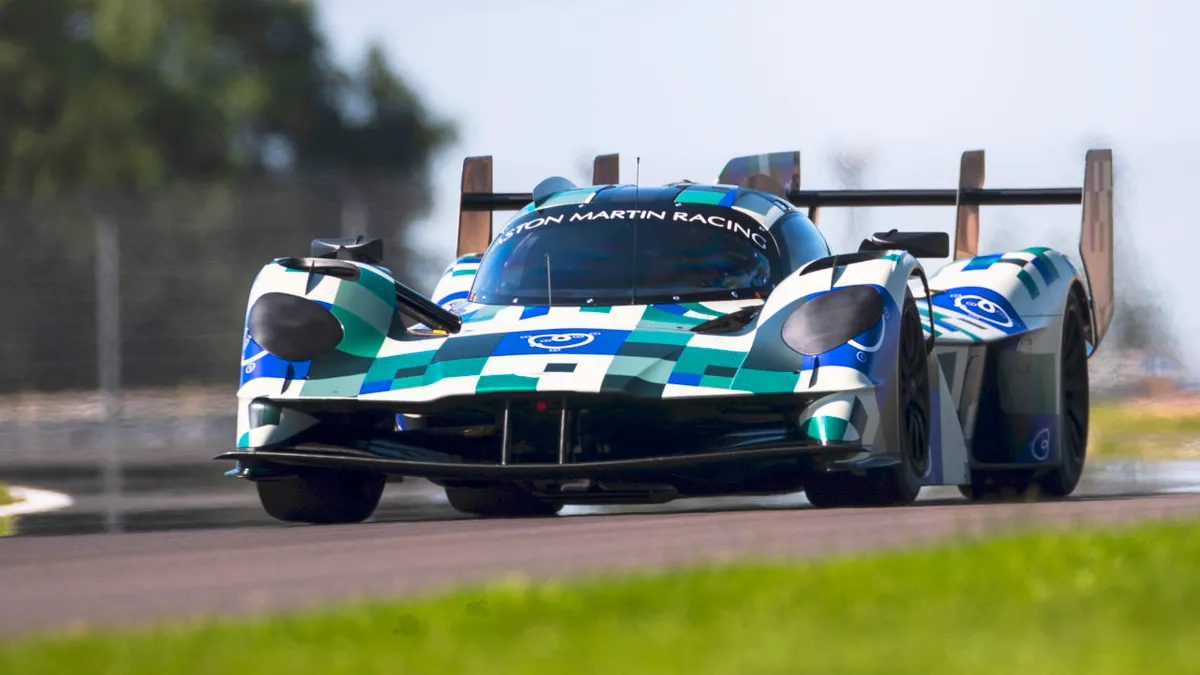 300 lóerővel kell lebutítani a Cosworth V12-est, hogy esélyt adjanak a konkurenciának