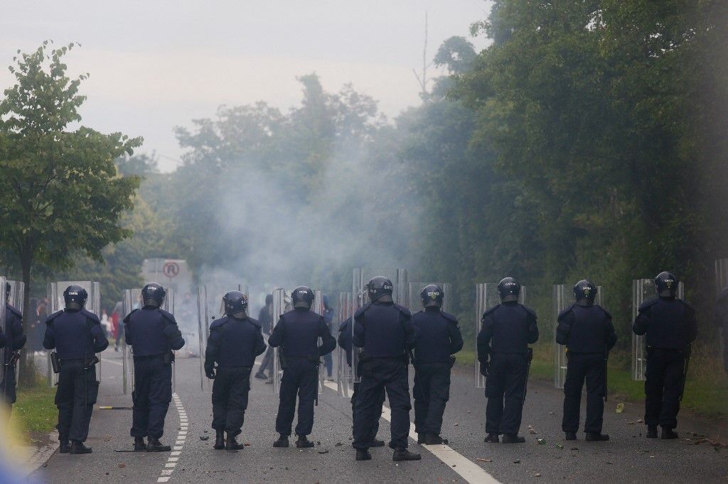 Ireland police department Gardai clash with anti-immigration protesters