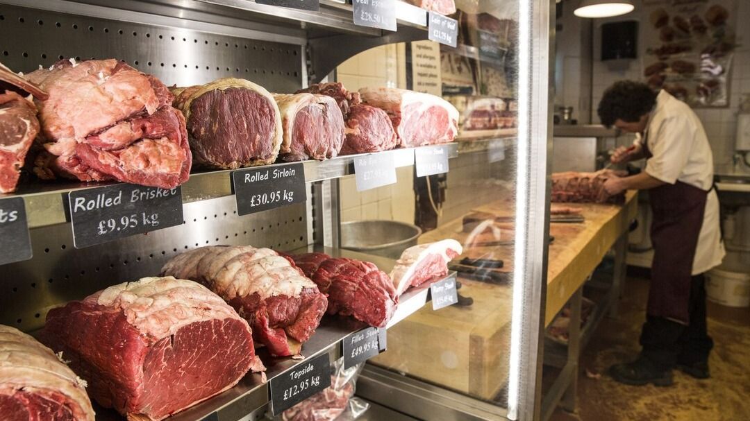 Egy brit hentes boltjáról készült felvétel: a brit Lidl célja, hogy fenntartható forrásból kerüljön a fogyasztókhoz a brit marhahús (illusztráció)