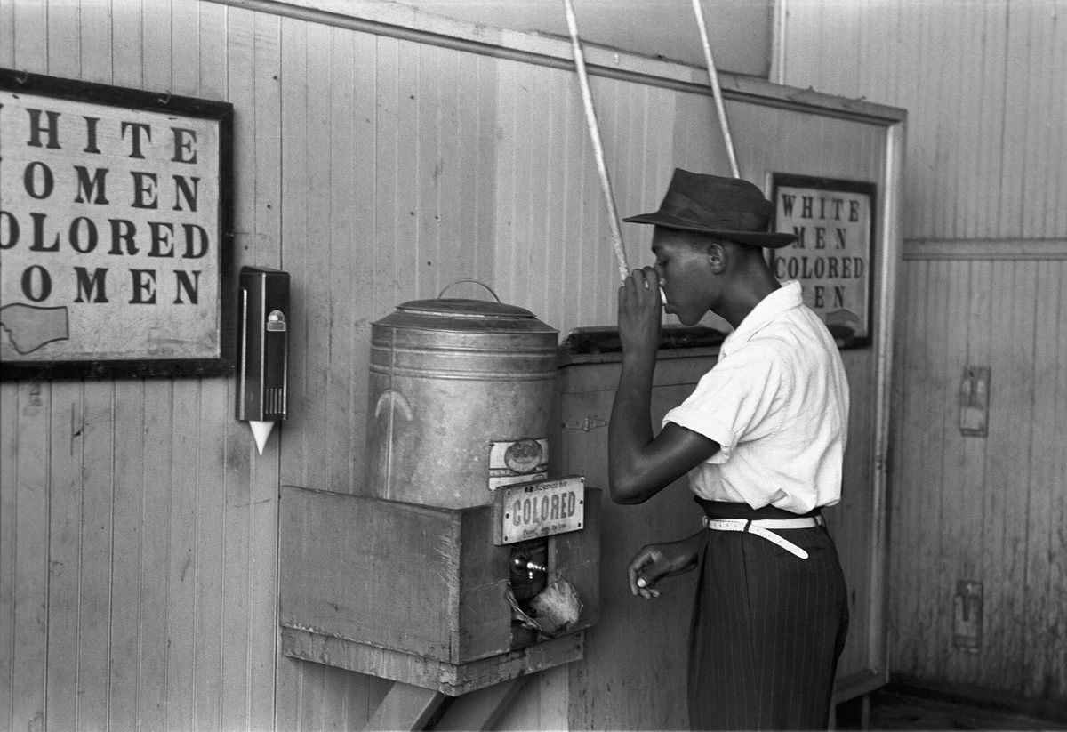 Egy fekete férfi iszik egy „színes” feliratú ivókútból 1939-ben, Oklahoma Cityben