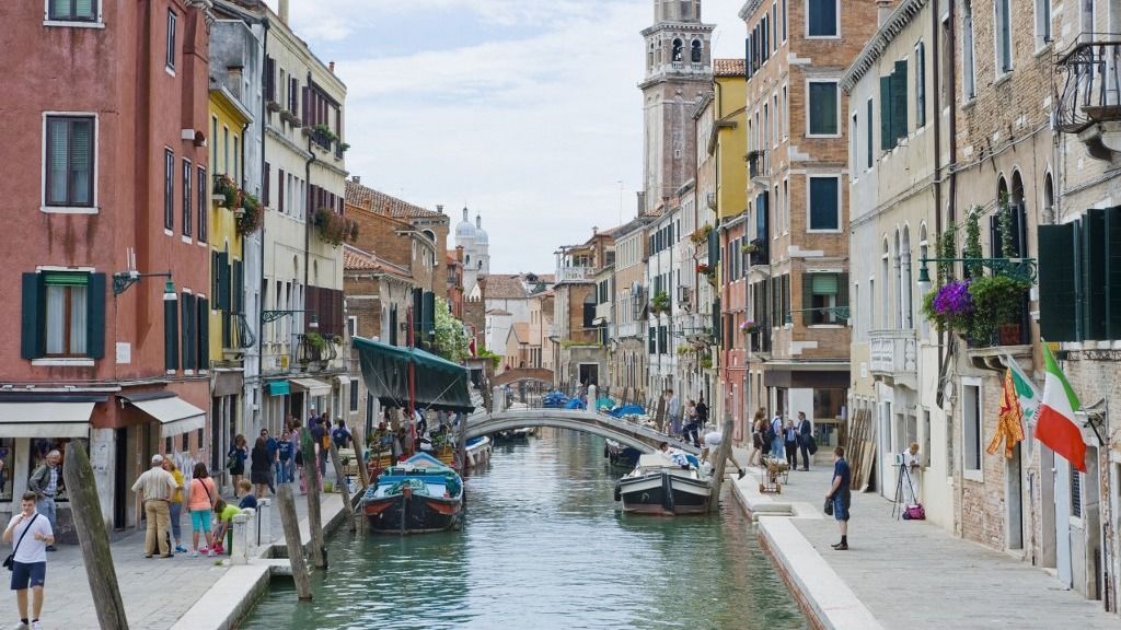 10 legszebb város, The Fondamenta Del Squero, the Ponte dei Pugni with the Church of Santa Maria Dei Carmini in the background, Venice, UNESCO World Heritage Site, Veneto, Italy, Europe