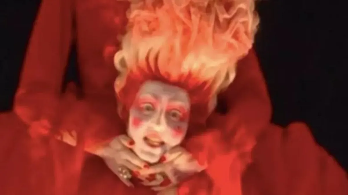 Sokan felháborodtak a saját fejét a kezében tartó, lefejezett Marie Antoinette véres jelenetén - videó