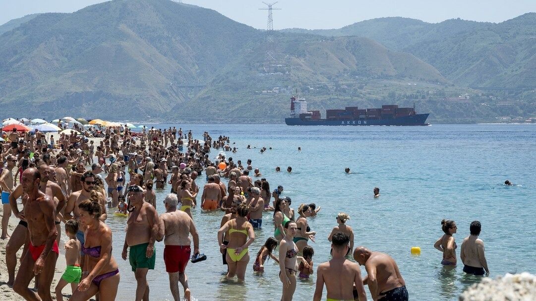 A hőség elől a tengerparti strandra menekülő helyiek és turisták Szicíliában (2023-as felvétel)