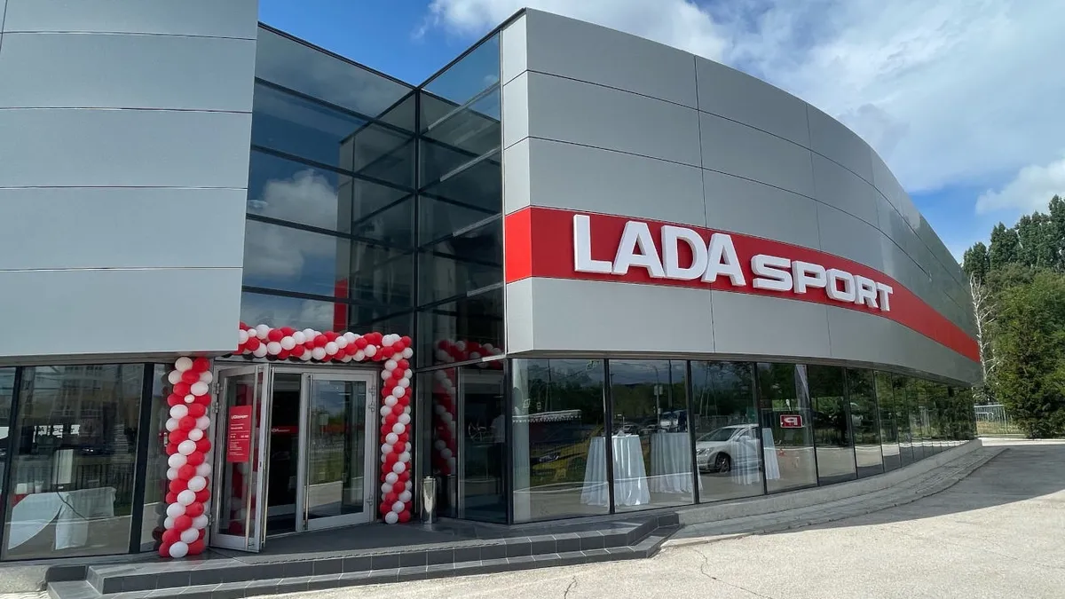 Porsche-márkakereskedést vett át a Lada