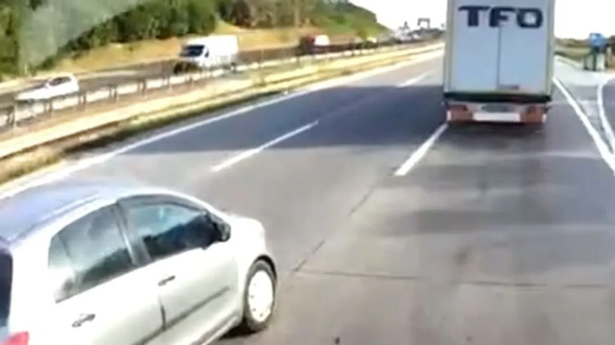 Az utolsó pillanatban hajtott ki az M0-sról, nem nagyon érdekelte, hogy egy kamion van mellette - videó