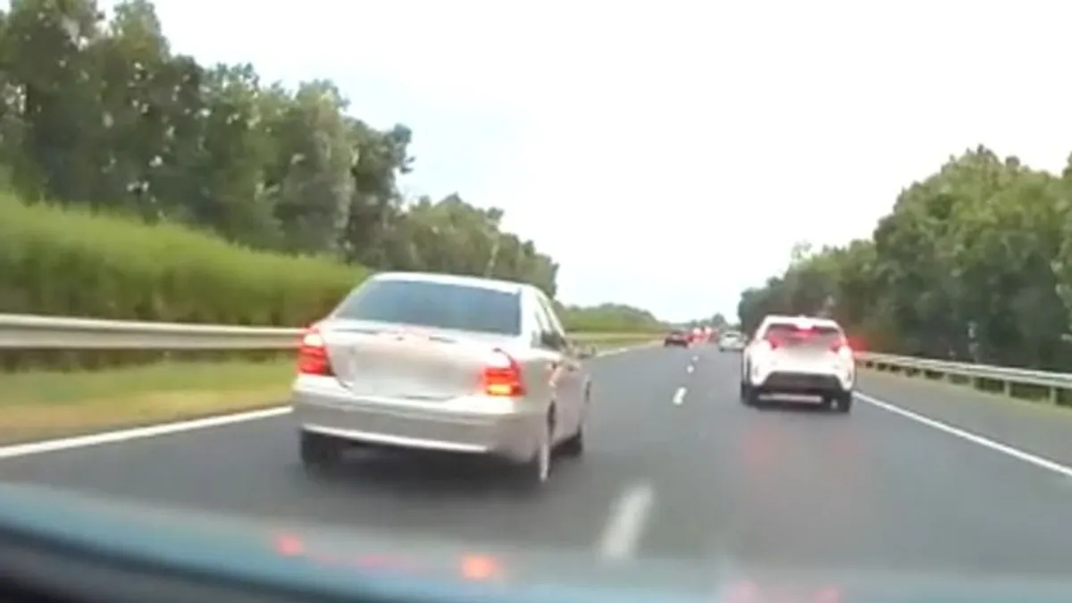 Sávot váltott, hogy rávillogjon az ámokfutóra az M7-esen, azonnal jött a durva büntetőfékezés - videó