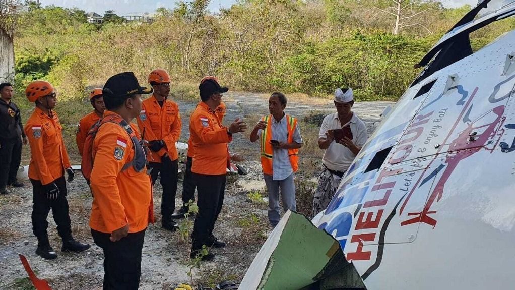 Helicopter crashes into rocks in Bali
