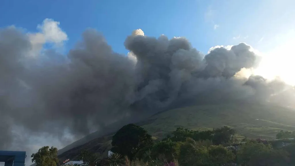 Vulkánkitörés, Etna, Stromboli, Szicília,Catania repülőtér, forró hamu, láva, vulkán, Olaszország, Földközi-tengeri sziget, VulkánkitörésEtnaStromboli,