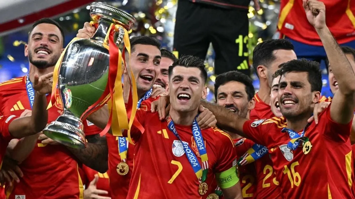 Az UEFA vizsgálatot indított a botrányosan ünneplő Eb-győztes spanyol sztárfocisták ellen
