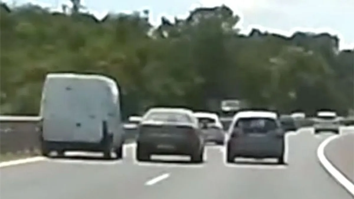 Nagyon sietett az őrült furgonos az M7-esen, nyitott egy harmadik sávot az előzéshez - videó