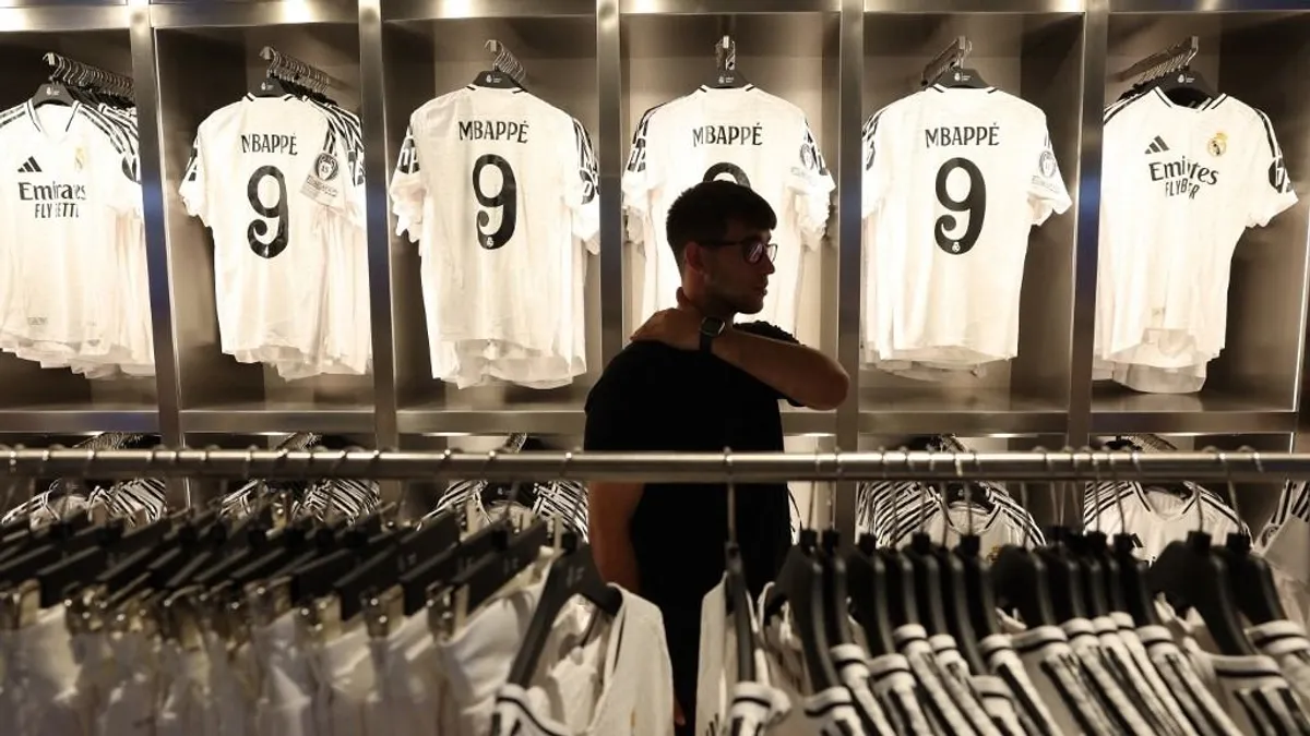 100 darab Mbappé-mezt vásárolt, rendőrök kísérték a Real Madrid sztárigazolásának édesapját - videó