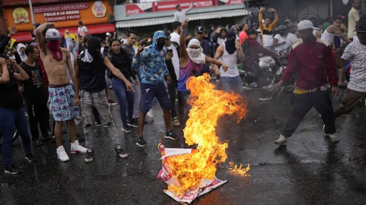 Venezuelában ledöntötték a korábbi elnök két szobrát