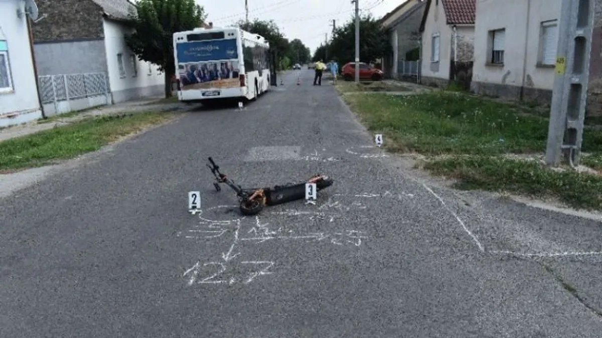 Busszal ütközött egy e-rolleres Dombóváron, életveszélyes sérüléseket szenvedett egy tinédzser