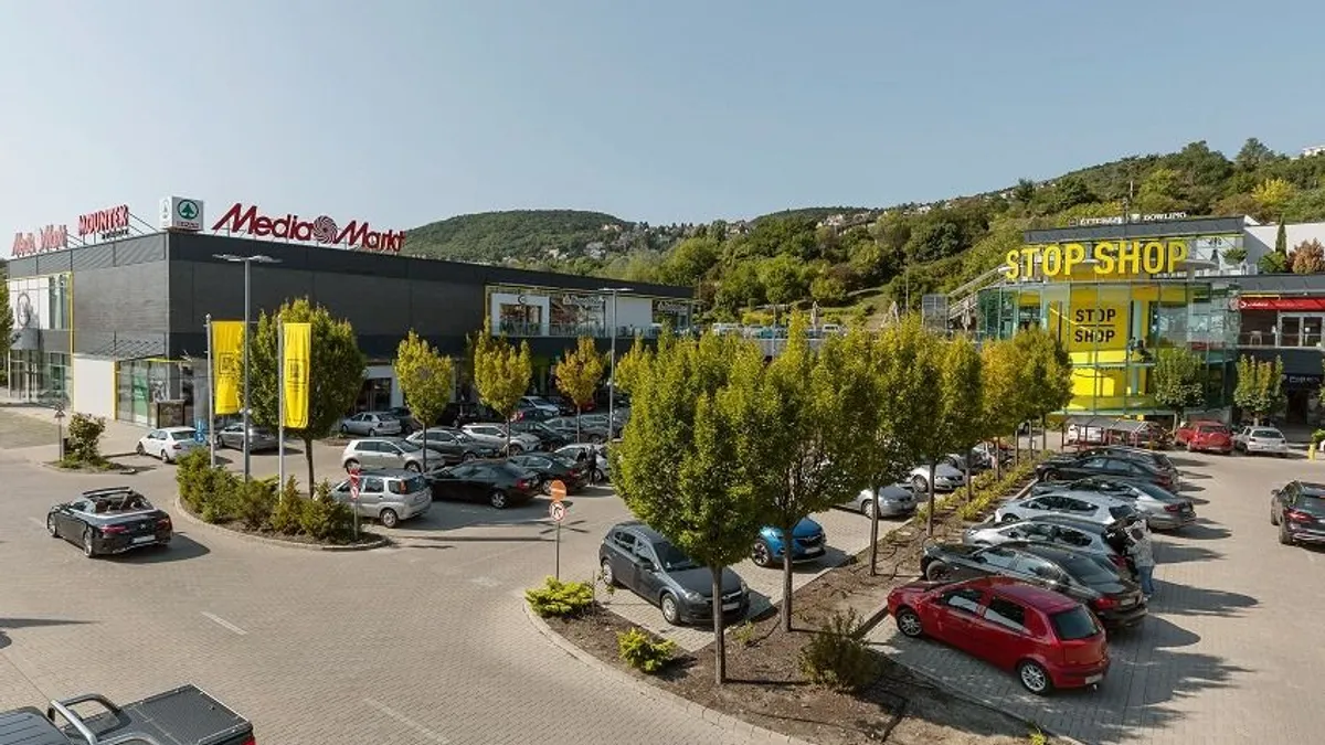 Egyre népszerűbbek Magyarországon a strip mallok, azaz nyitott bevásárlóparkok