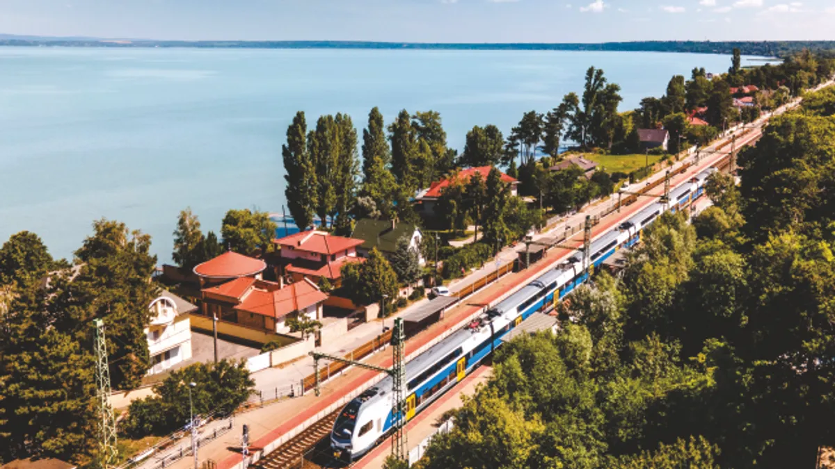 Emeletes vonattal a Balatonra