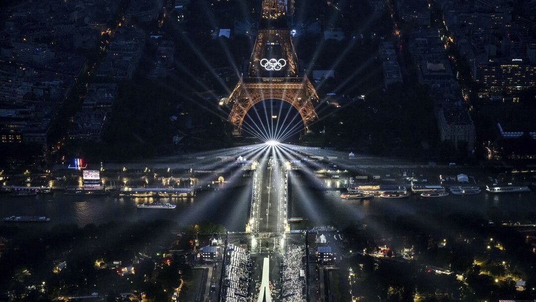 Párizs, 2024. július 26. A fényekkel megvilágított Eiffel-torony és az olimpiai ötkarika a 2024-es párizsi nyári olimpia megnyitóünnepségén 2024. július 26-án. MTI/AP/Pool AFP/Lionel Bonaventure