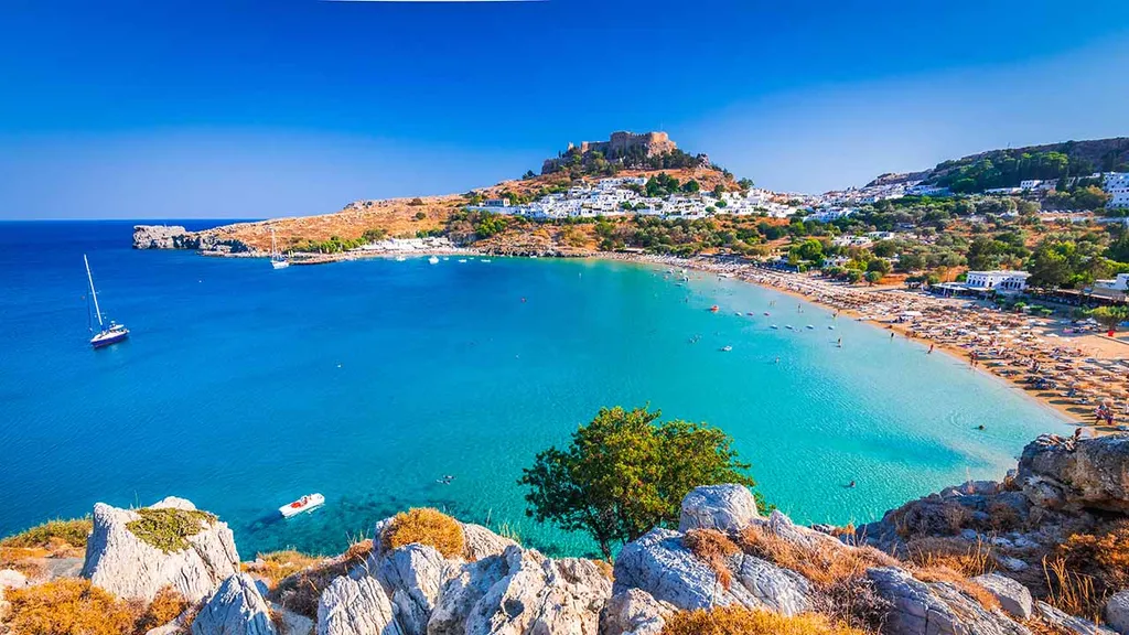 Rodosz, Égei-tenger, Görögország, Dodekanészosz-szigetcsoport, Mandraki kikötő, gránátalma virág,  UNESCO Világörökség, Ladiko, 
