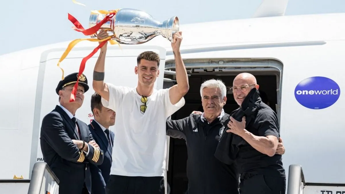 Hatalmas buli és meglepetés is várja az Eb-győztes spanyol hősöket