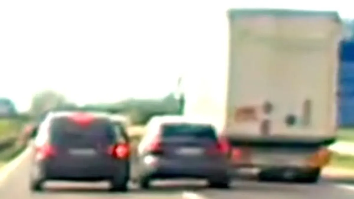Cikázott a sávok között az M5-ösön, addig erősködött, amíg nekiment egy másik autónak - videó
