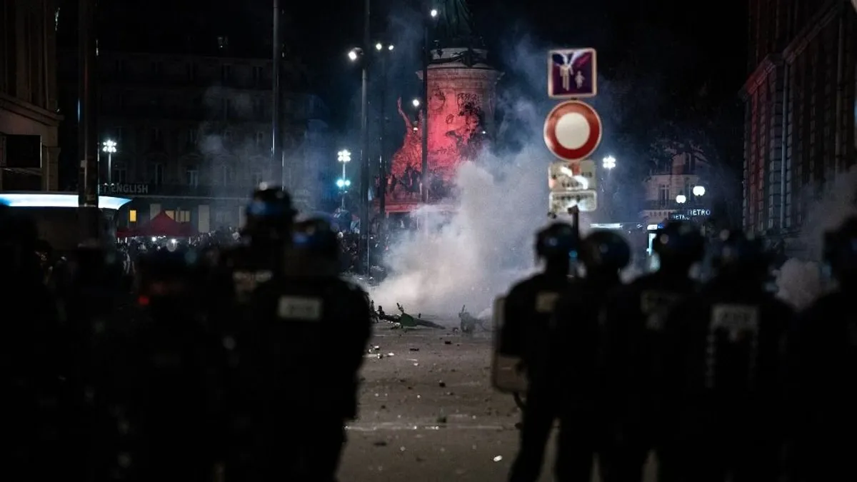Felgyújtottak egy rendőrt Nantes-ban, igy ünnepelte a szélsőbal a győzelmet - videó