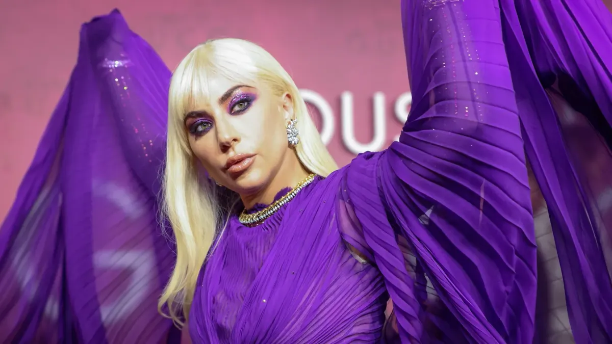 Eljegyezték Lady Gagát