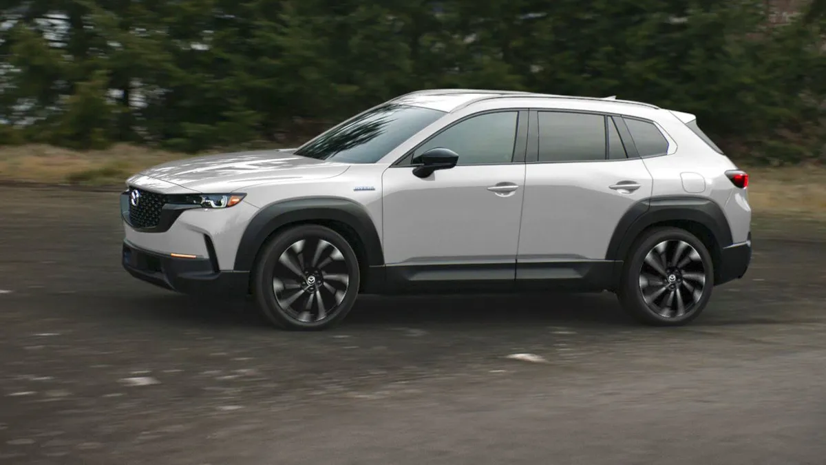 Megkapta a Toyota RAV4 hibrid hajtását a Mazda középkategóriás SUV-je