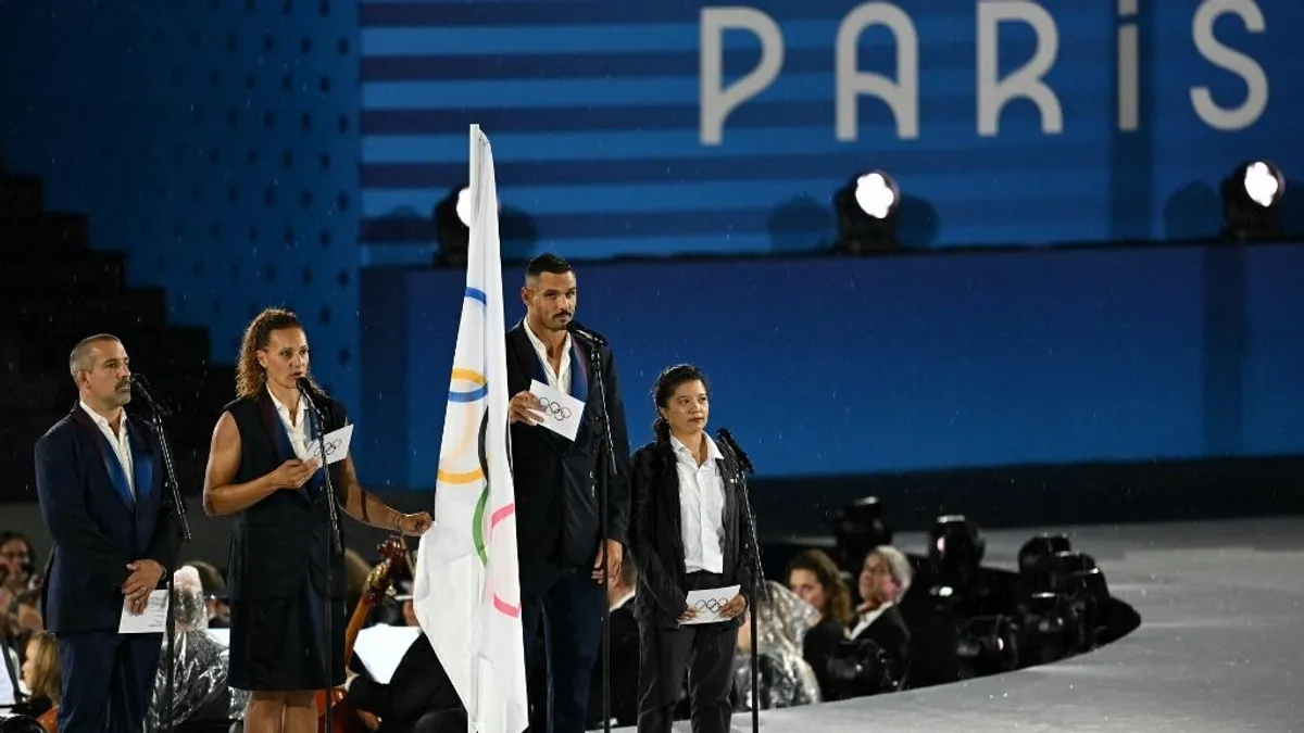 Meggyalázták az olimpiai zászlót a megnyitóünnepség végén - videó