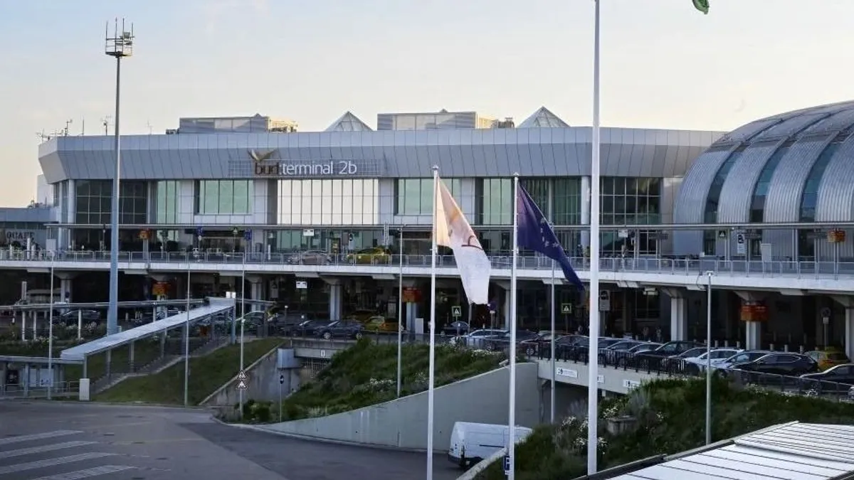 Késéseket és torlódásokat okoz a budapesti repülőtéren is az informatikai káosz