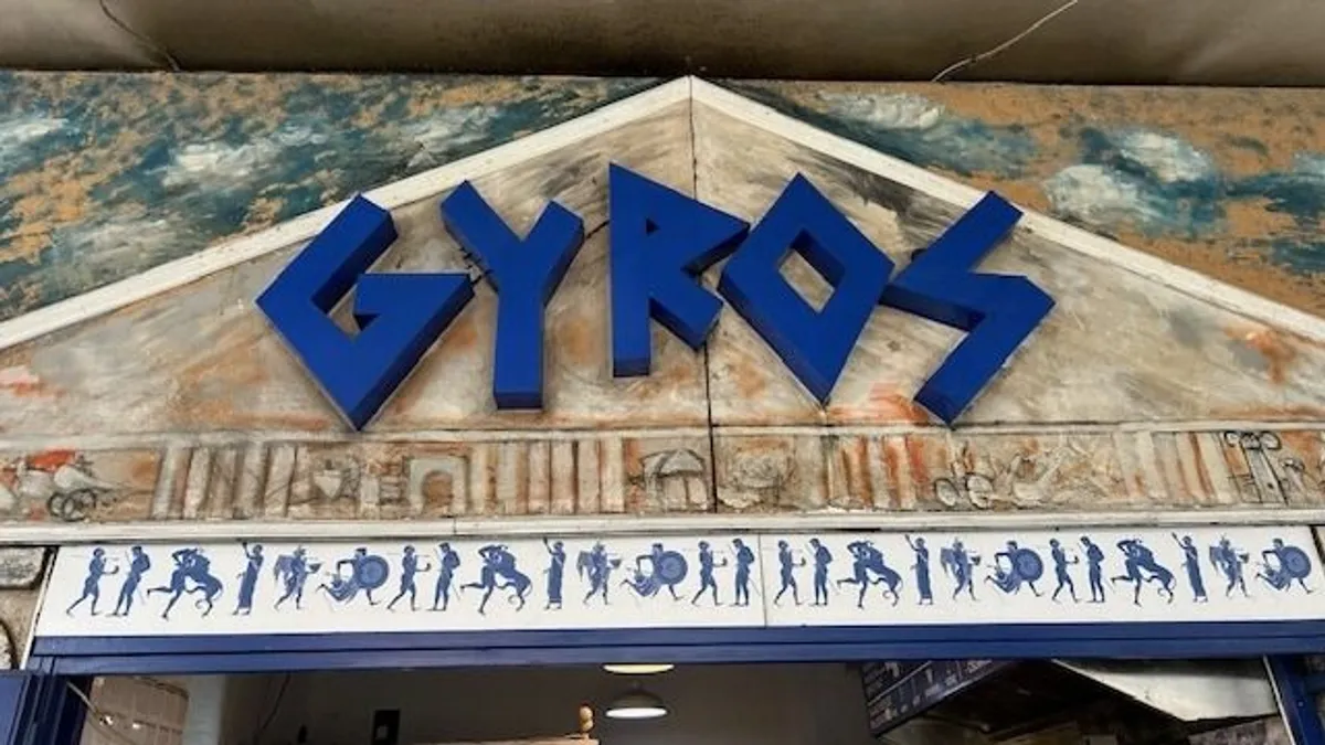 Sorban állnak az emberek ezért a gyrosért a Corvinon