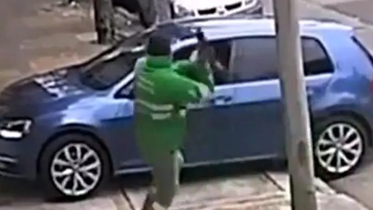 A tulaj háza elől akarták ellopni a kocsiját, aztán jött egy utcaseprő és elintézte a tolvajokat - videó