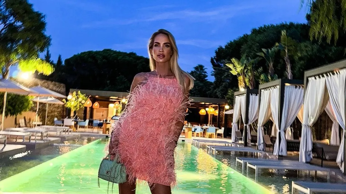 Majd szétpattan a bikinifelső Zimány Linda hatalmas mellein - kép