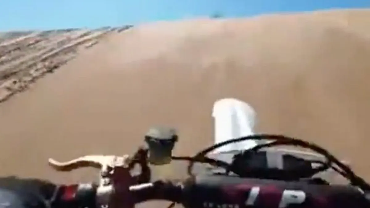 Tempósan motorozott a dűnéken, aztán jött egy akadály, amire senki nem számít egy sivatagban - videó