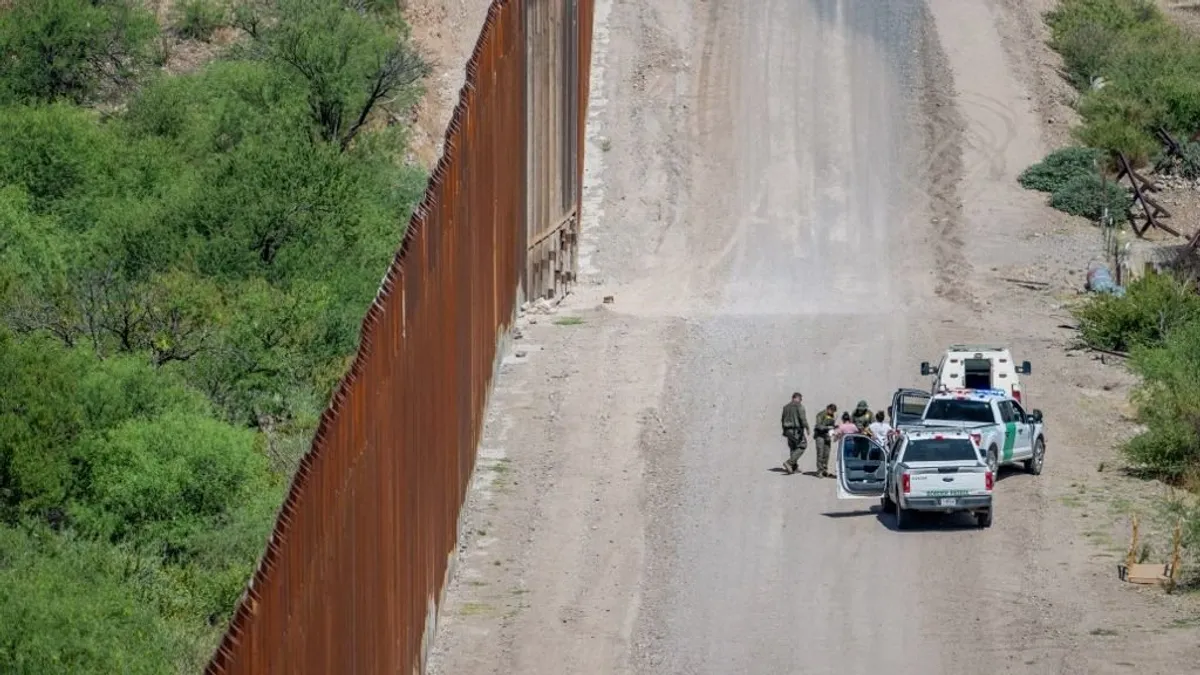Joe Biden több százezer illegális migránsnak ad amnesztiát