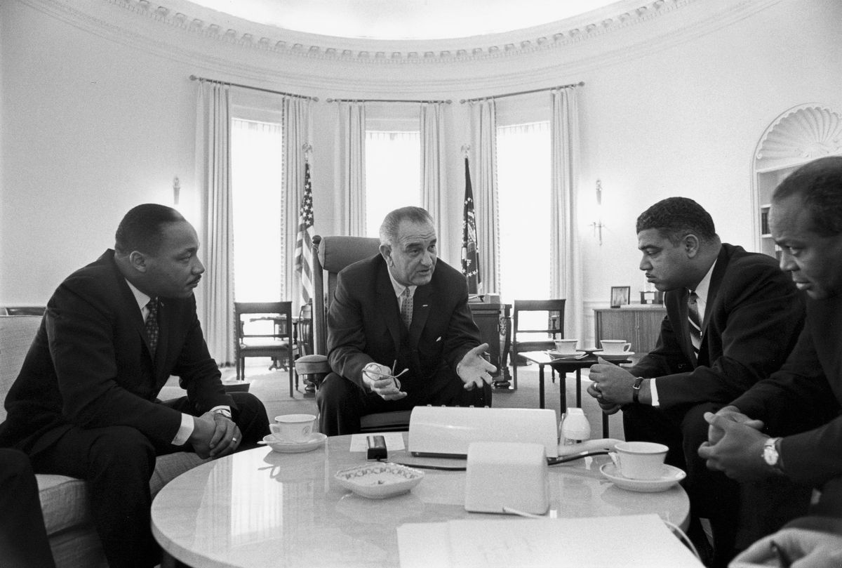 Johnson találkozik Martin Luther King Jr. (balra), Whitney Young és James Farmer polgárjogi vezetőkkel az Ovális Irodában 1964. január 18-án.