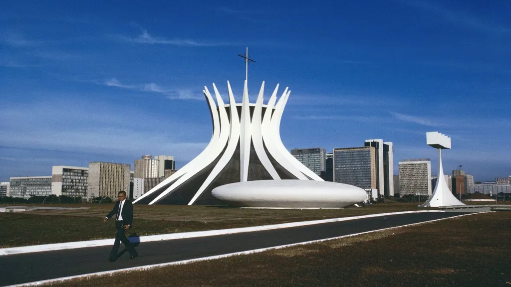 Modern római katolikus templom, kristályüveg ablakok, szobrok, Brazília, Dél-Amerika